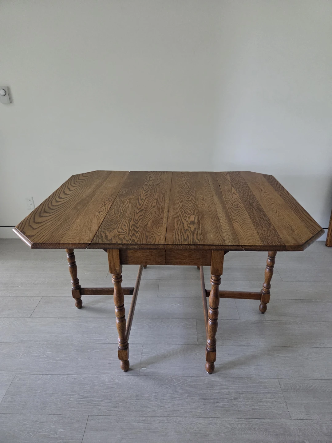 Urgently Selling - Vintage Red Oak Expandable Dining Table - photo 3