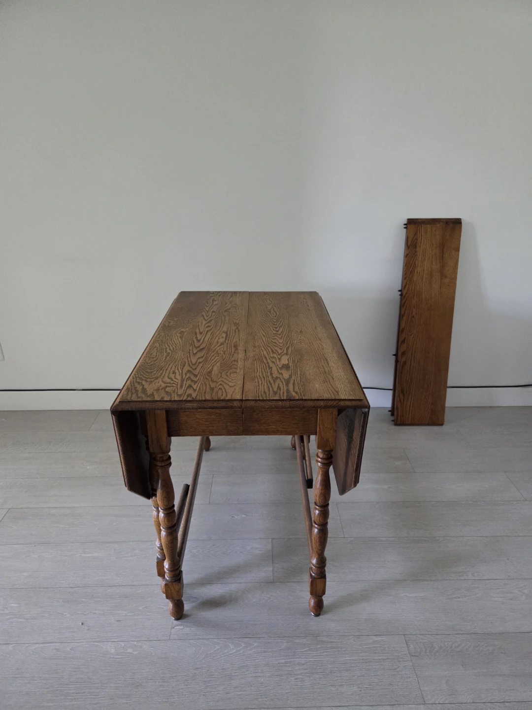 Urgently Selling - Vintage Red Oak Expandable Dining Table - photo 4