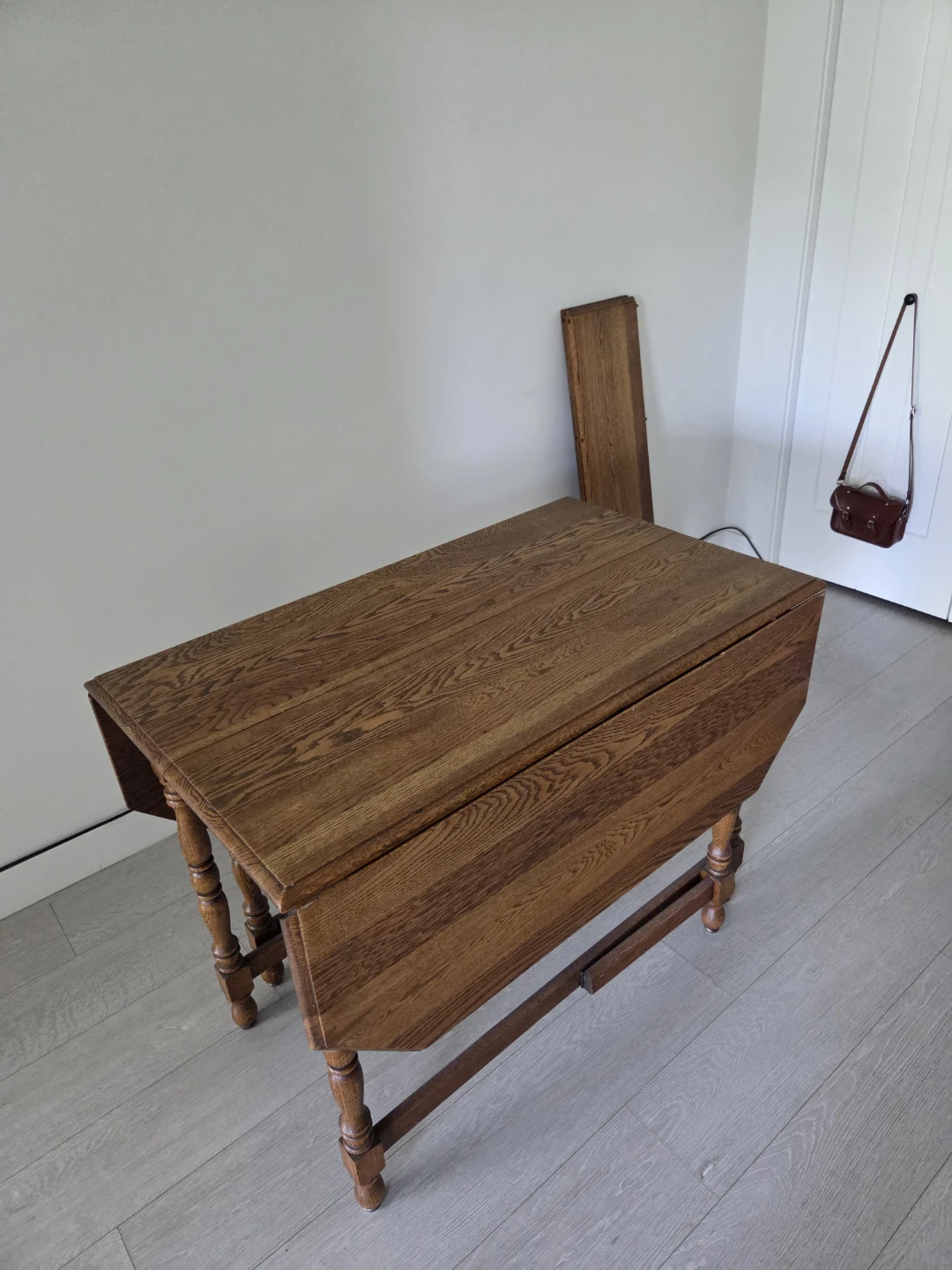 Urgently Selling - Vintage Red Oak Expandable Dining Table - photo 5