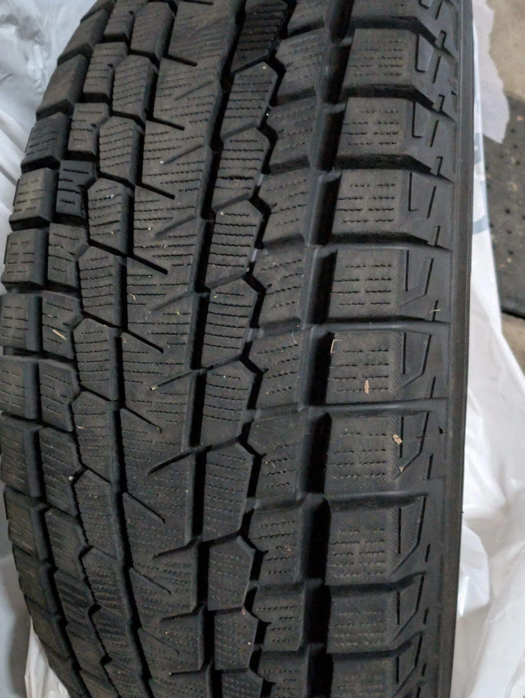 4x Yokohama ice guard Winter Tire 215/60/R17 96T - photo 4