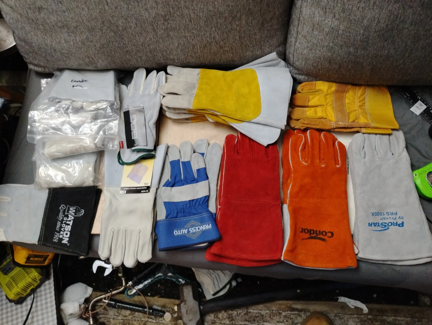 15 pairs of un used leather gloves