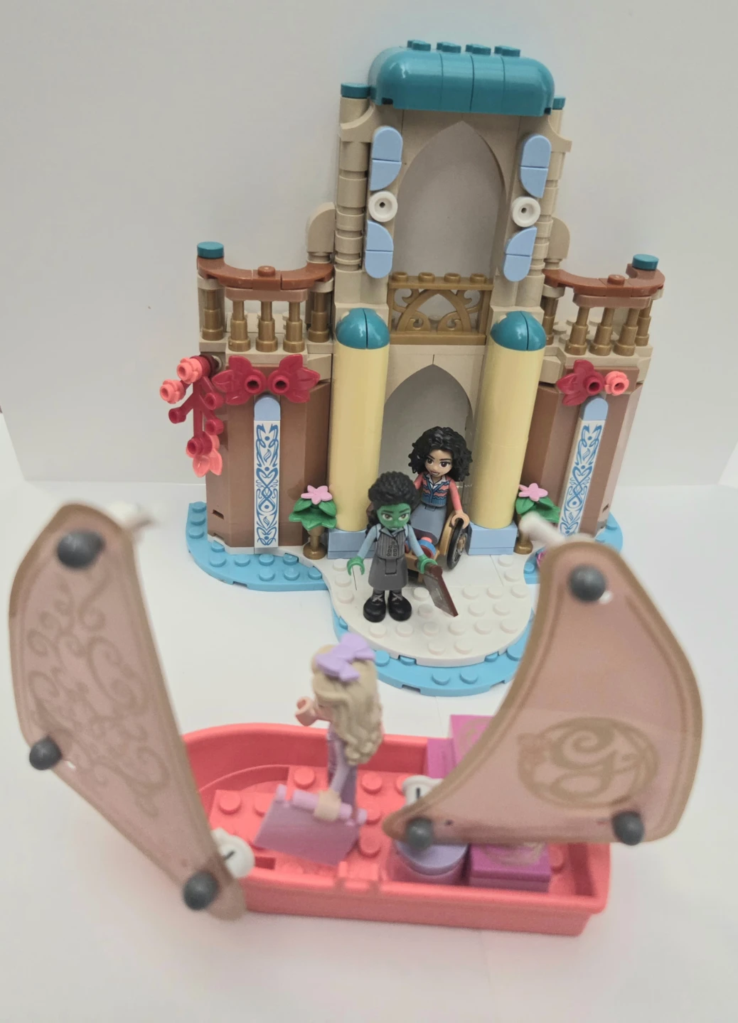 Lego Wicked Glinda, Elphaba & Nessarose at Shiz University