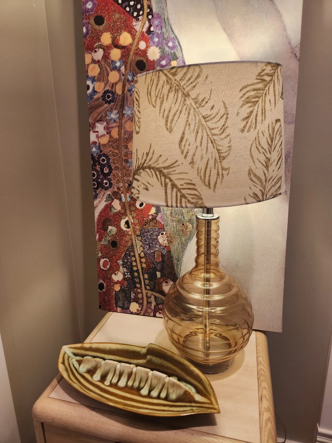 Amber Glass tri light Table Lamp with Feathered Shade - photo 5