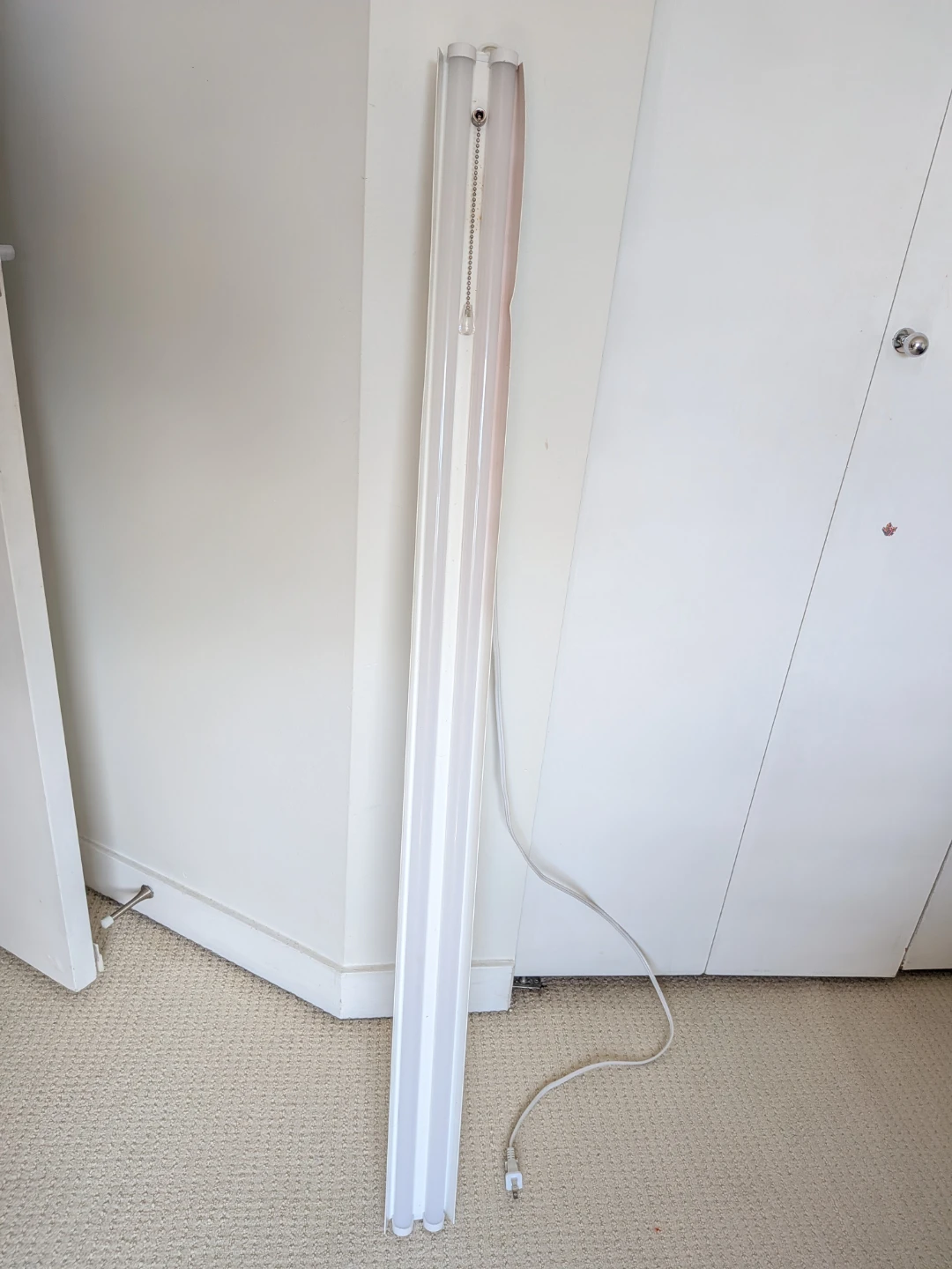 Fluorescent Light Fixture with Pull Chain