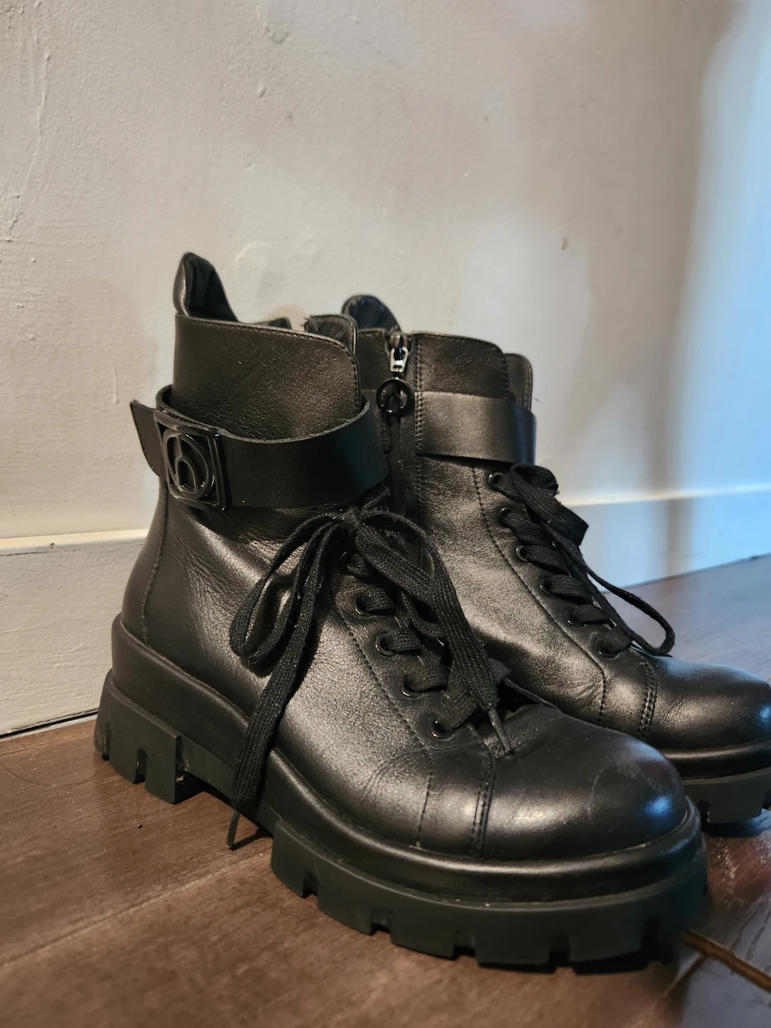 Wishbone Black Leather Lace-Up Boots - photo 2