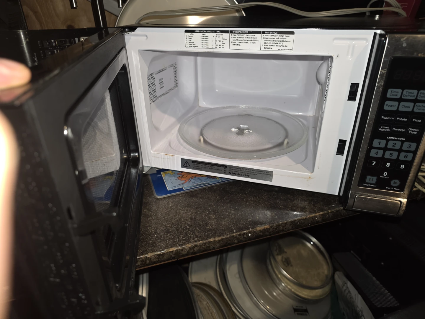 Black+Decker Microwave Oven - photo 3