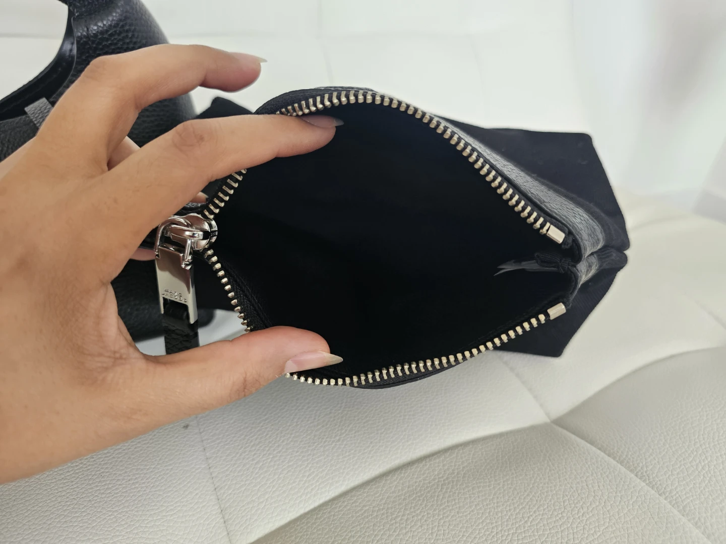 Authentic Marc Jacobs The Sack Bag Black Leather - photo 2