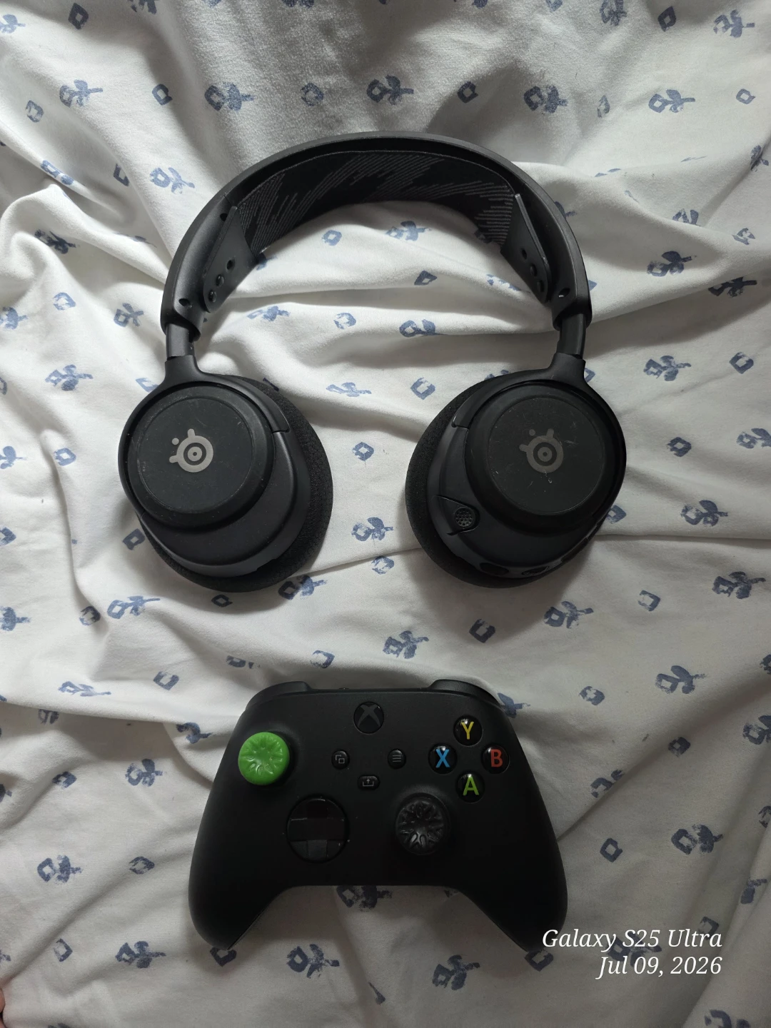 SteelSeries Arctis Nova 3 Gaming Headset & Xbox One Controller