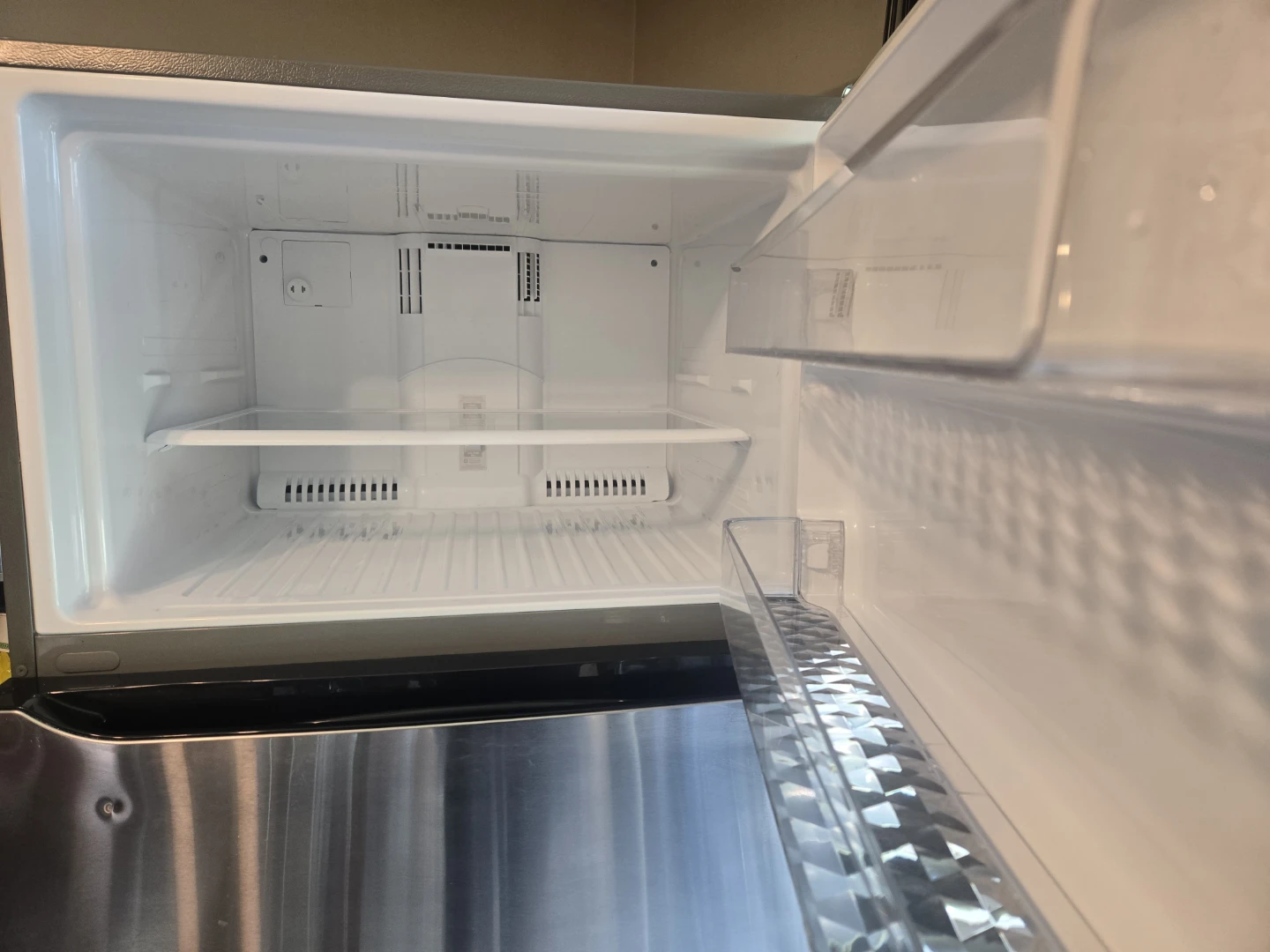 LG LHTN2403S 23.8 cu. ft. Top-Freezer Refrigerator - photo 3