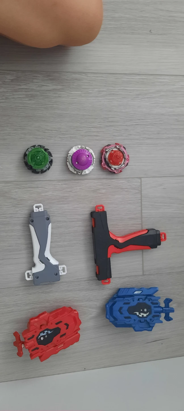 Beyblade Lot - 3 Beyblades, 2 Launchers, 2 Grips - photo 3