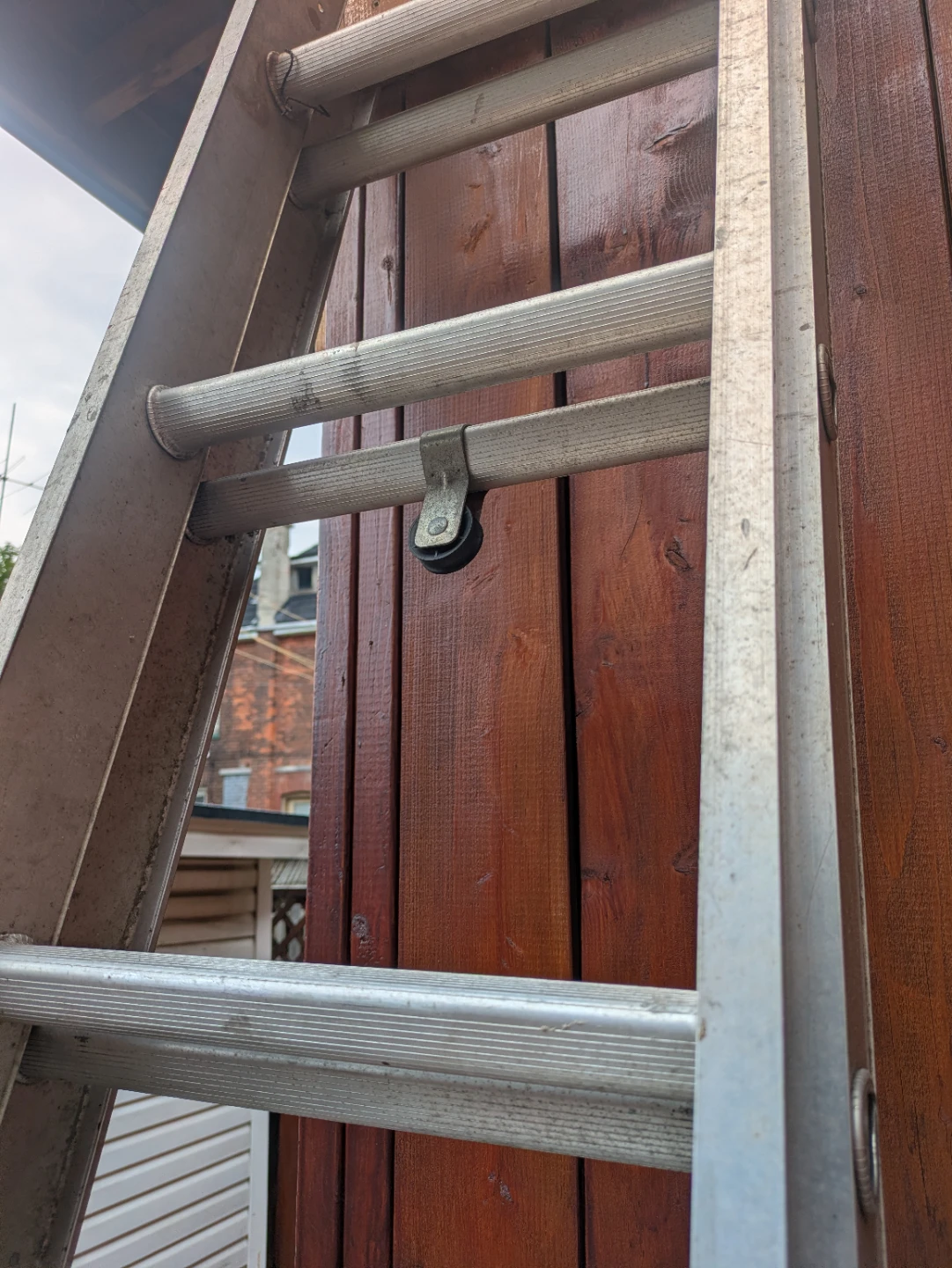 10ft Aluminum Extension Ladder up to 20ft - photo 3