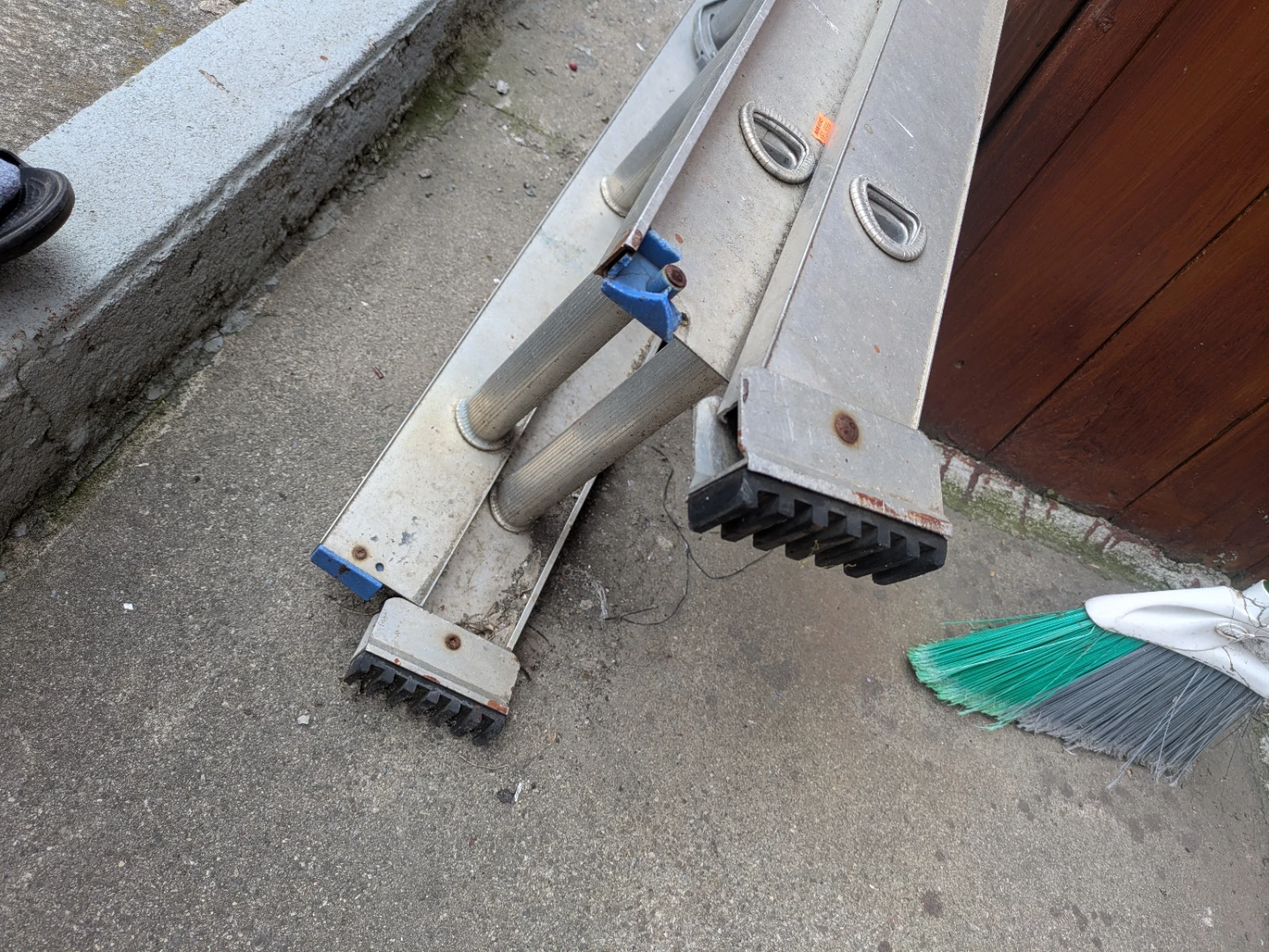 10ft Aluminum Extension Ladder up to 20ft - photo 5