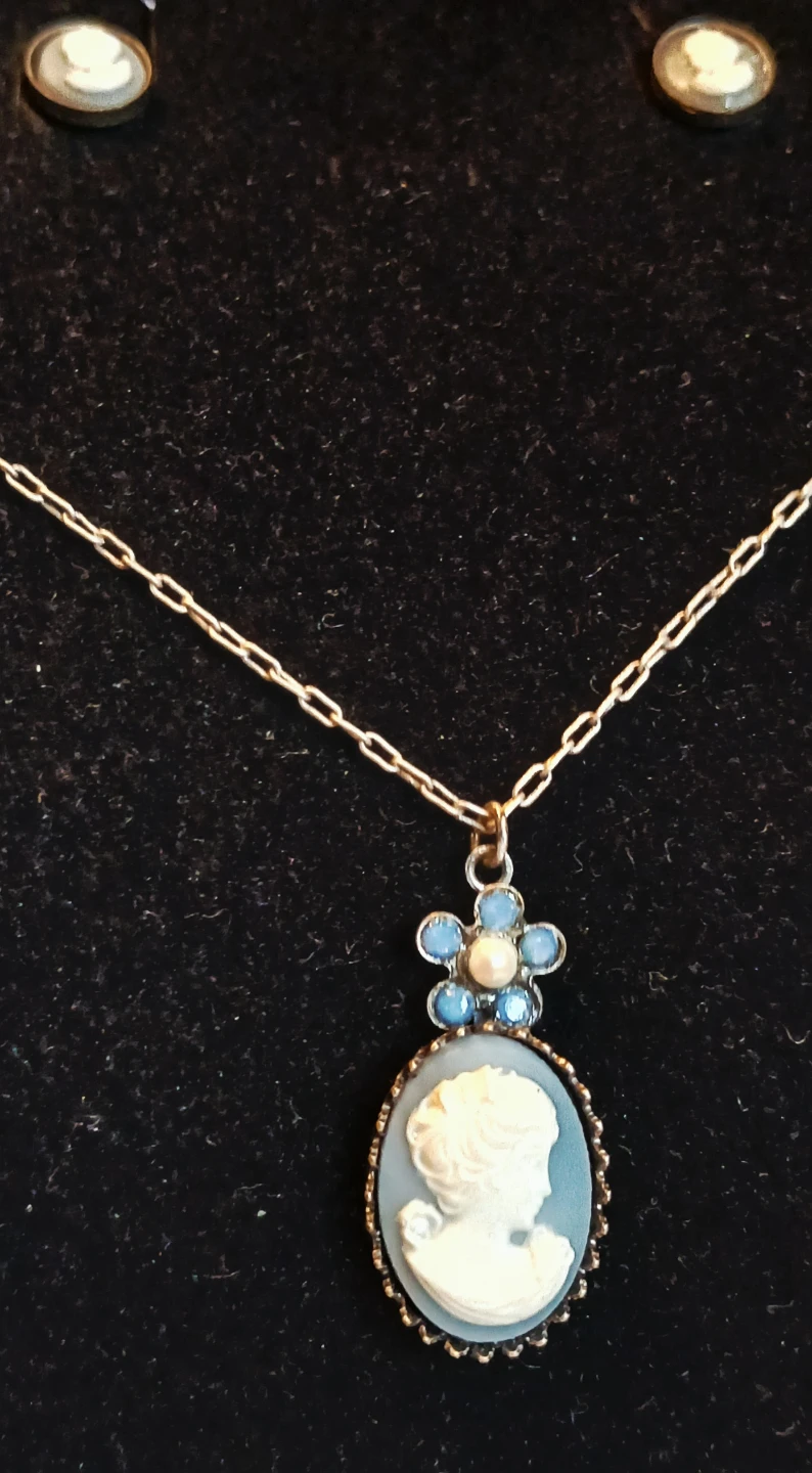 Cameo Necklace and Earrings Set - photo 2