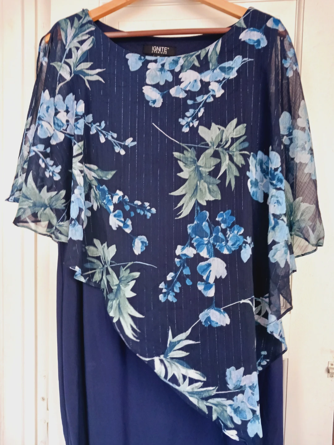 New !! Beautiful Navy Blue Floral Dress. Size 18. - photo 4