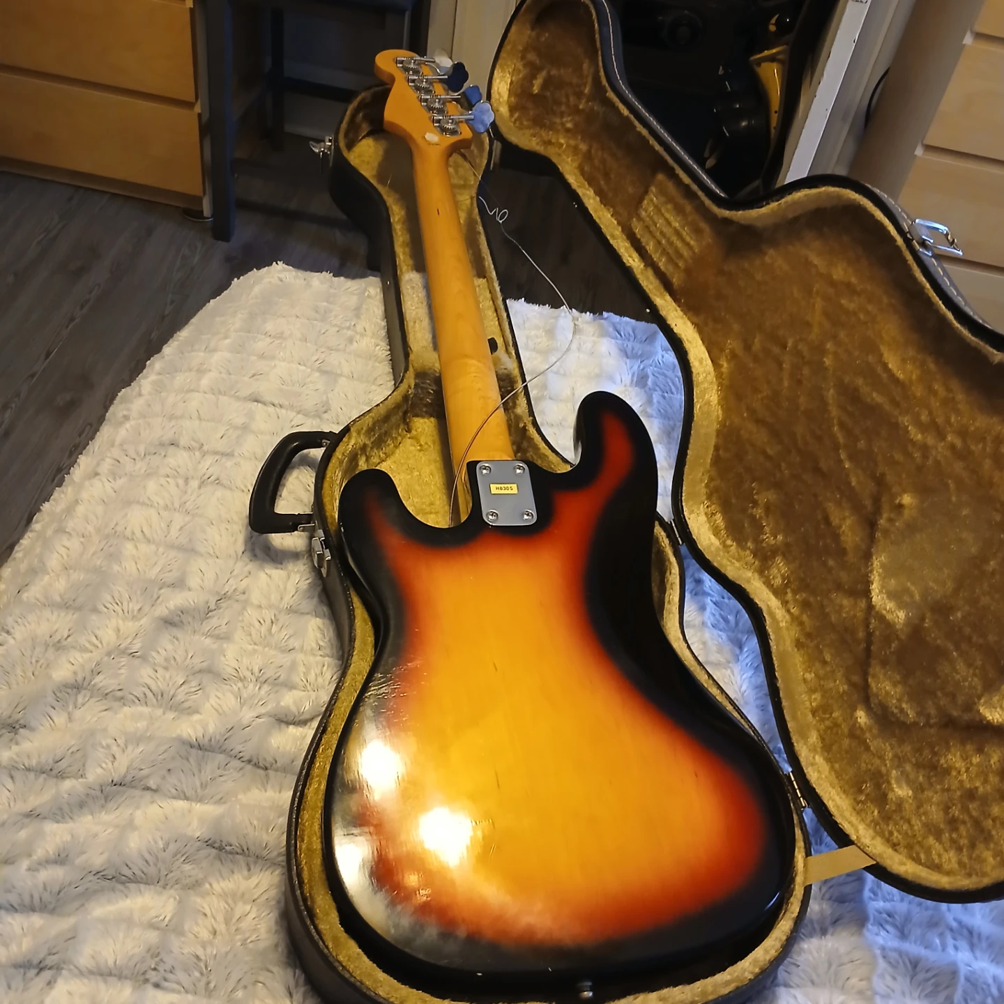 Vintage Sunburst Electric Bass Guitar in Case
