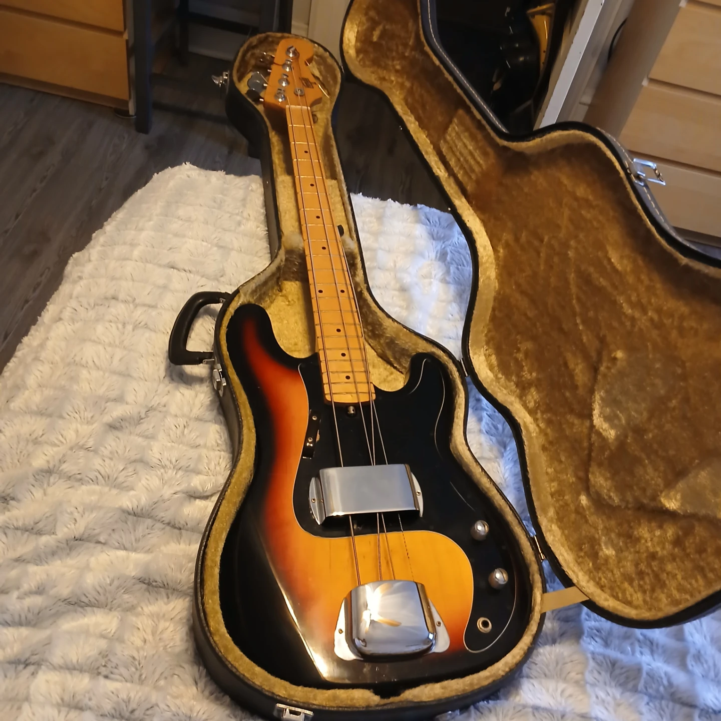 Vintage Sunburst Electric Bass Guitar in Case - photo 2