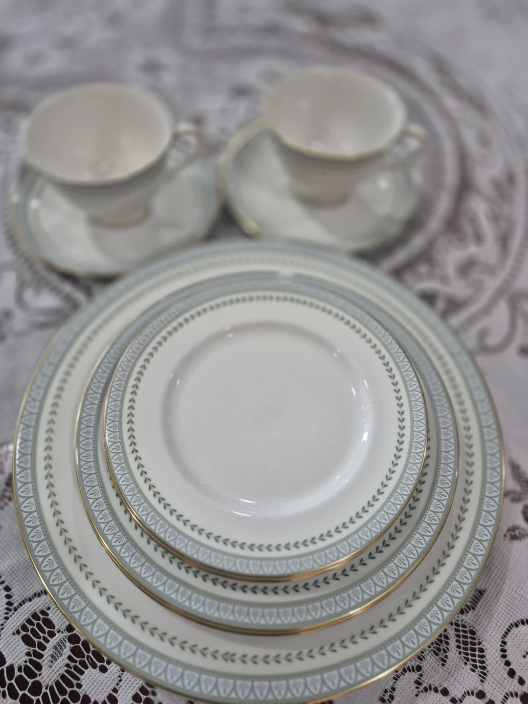 🌺There are 9 plates and 2 teacups🌺.Royal Doulton Dinnerware Set