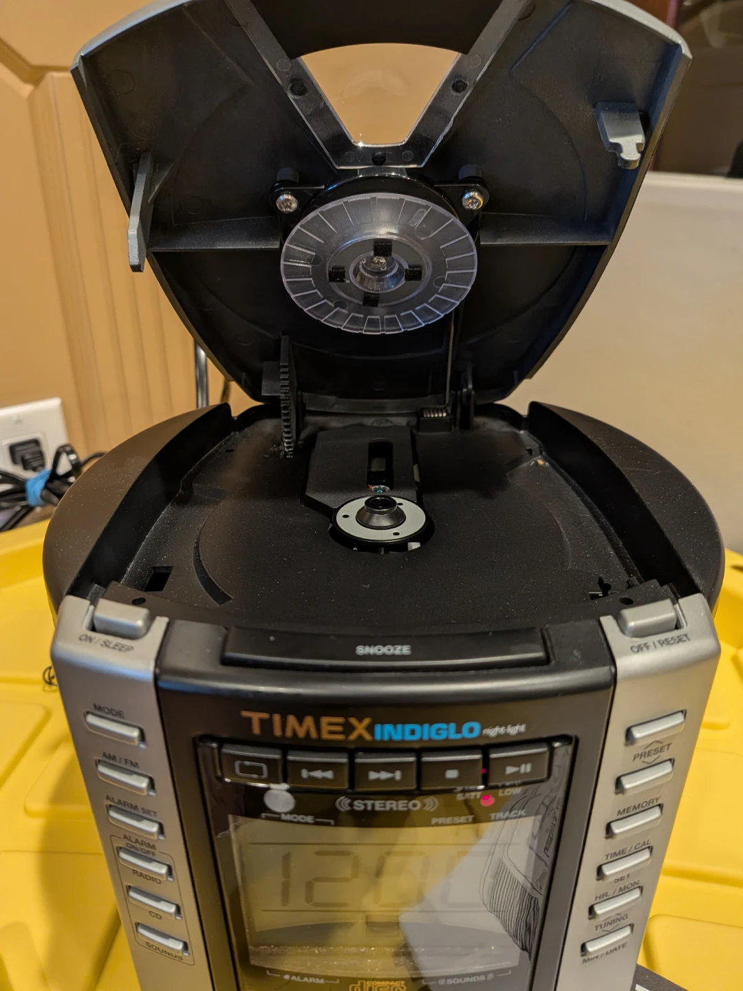 Timex INDIGLO Stereo CD Clock Radio - photo 3