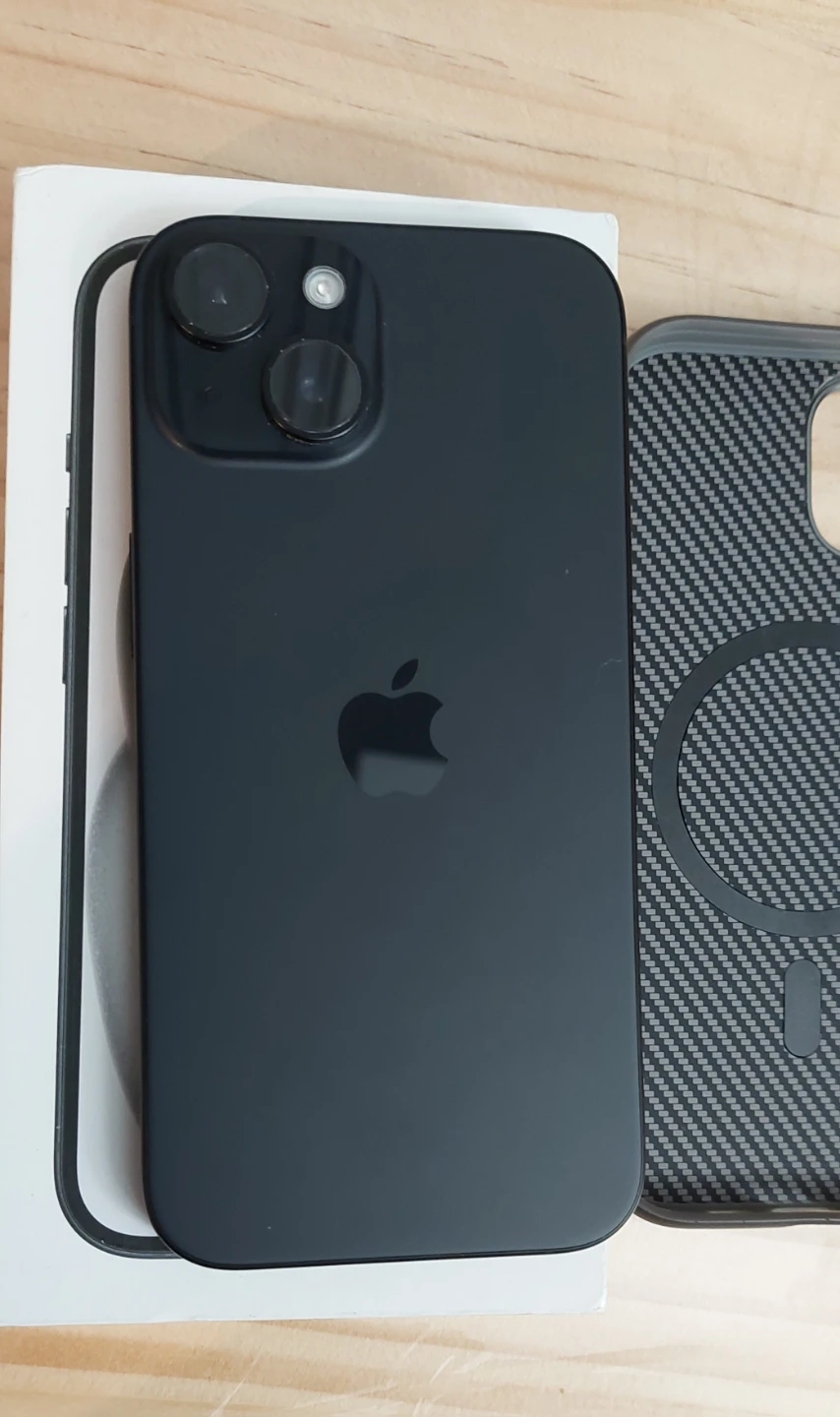 Apple iPhone 15 – Like New - Includes Licensed Carbon Fiber Case - photo 2