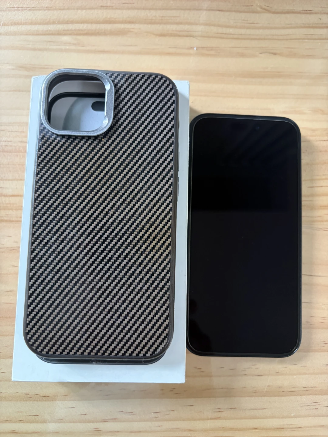 Apple iPhone 15 – Like New - Includes Licensed Carbon Fiber Case - photo 4