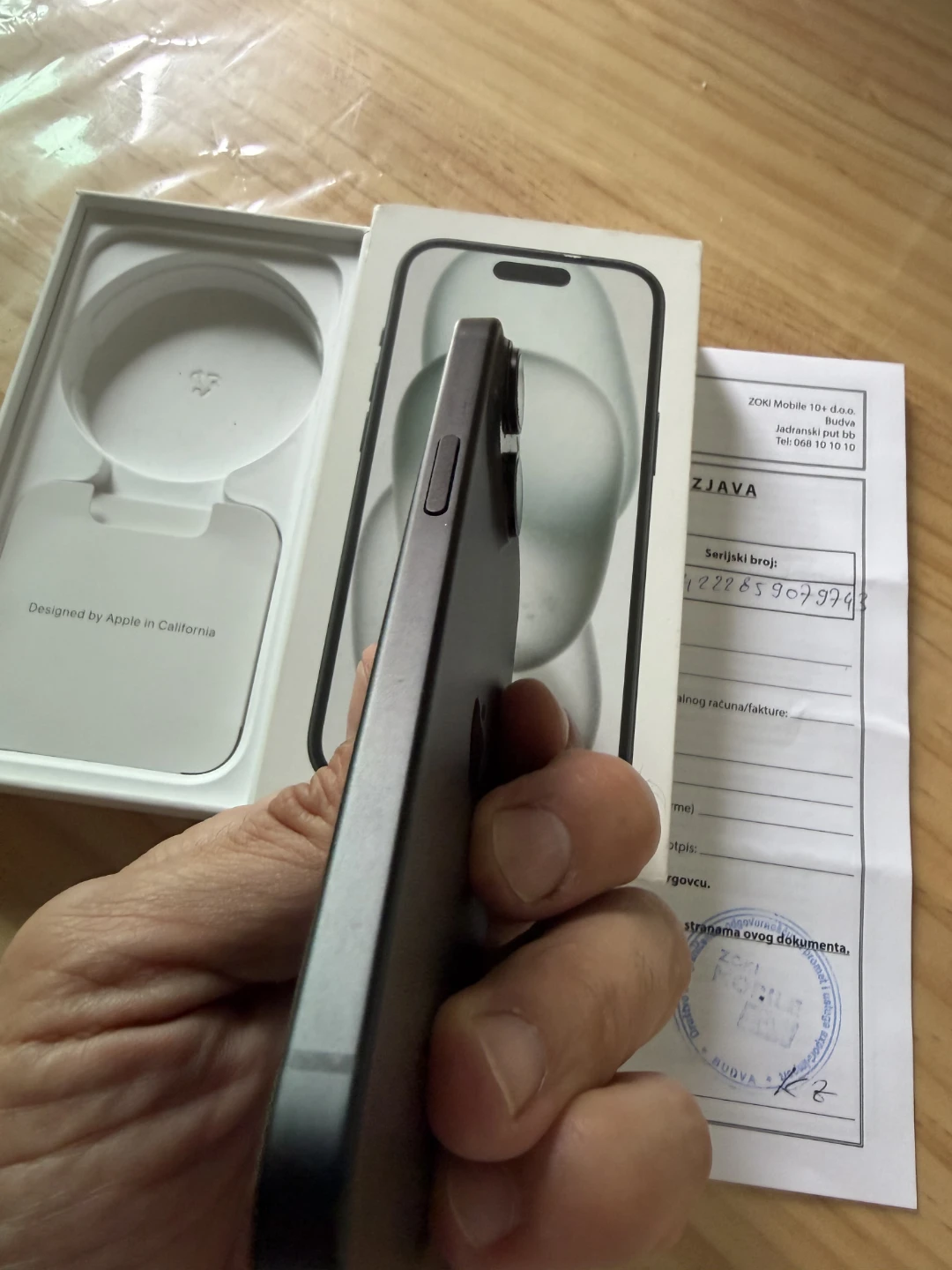 Apple iPhone 15 – Like New - Includes Licensed Carbon Fiber Case - photo 5
