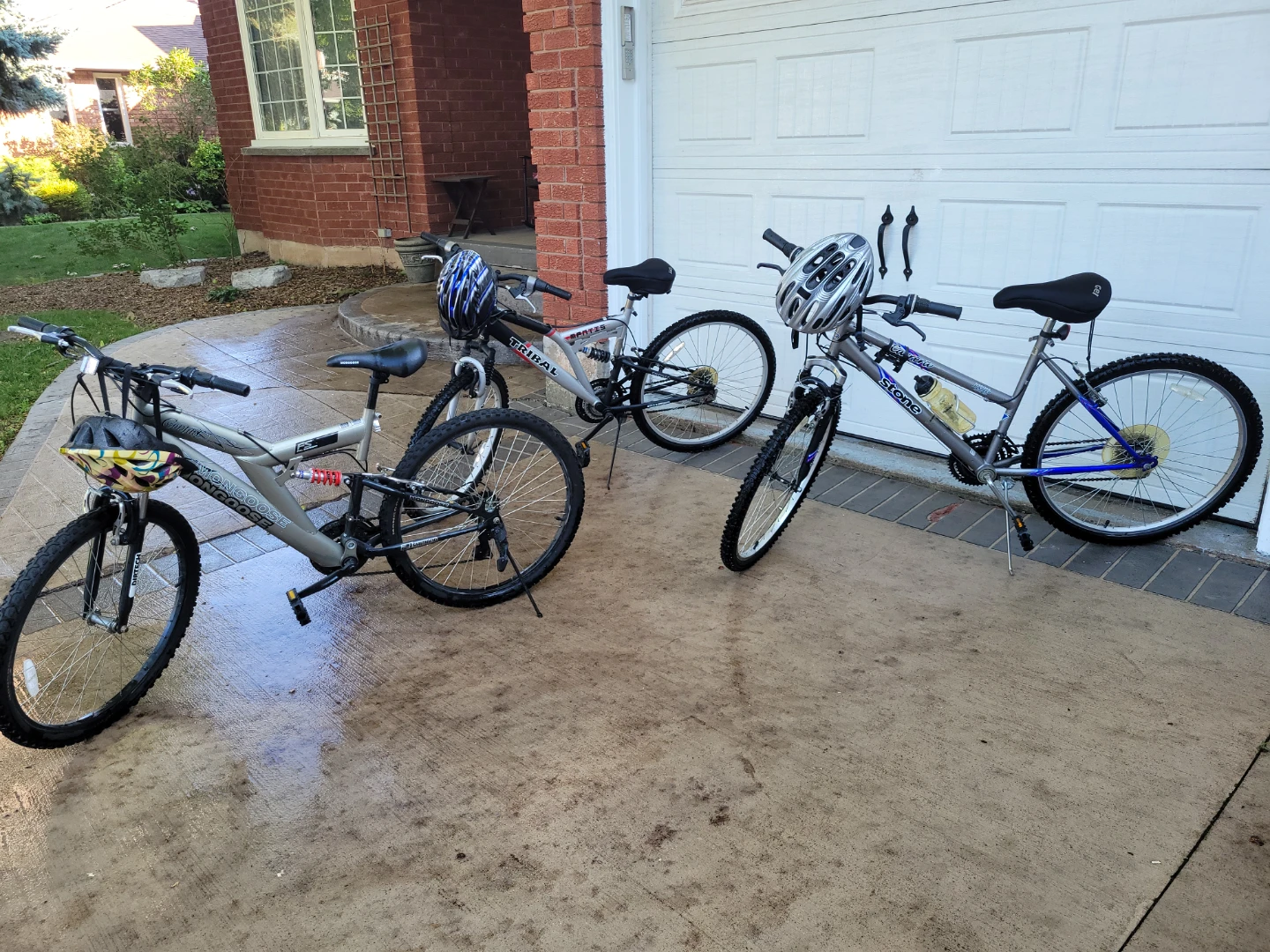 🚲 3 Mountain Bikes with Helmets – Ready to Ride! 🚲