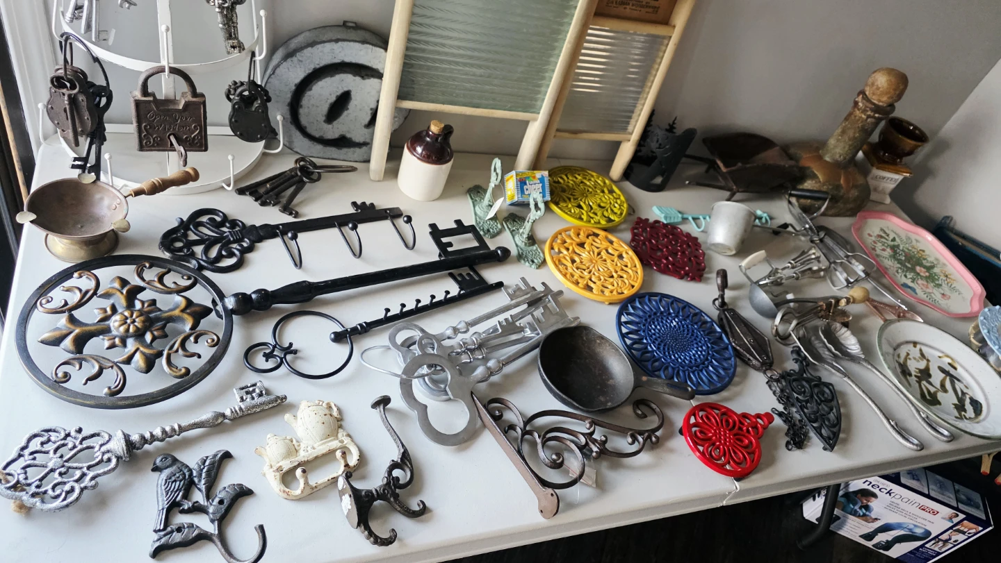 Assorted Vintage Kitchenware and Decor Items - photo 3