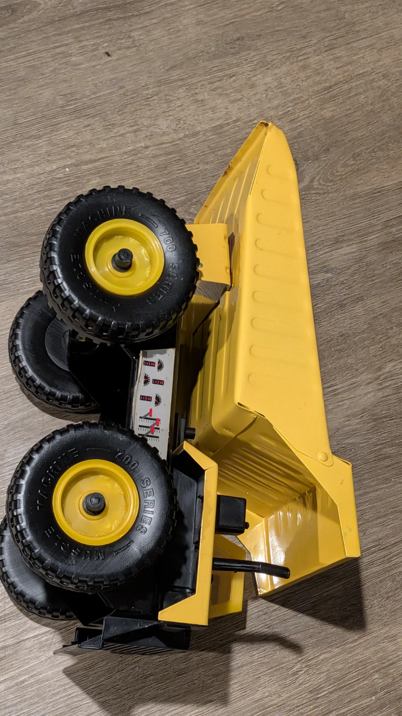 Yellow Muscle Machine 700 series dump truck - photo 4