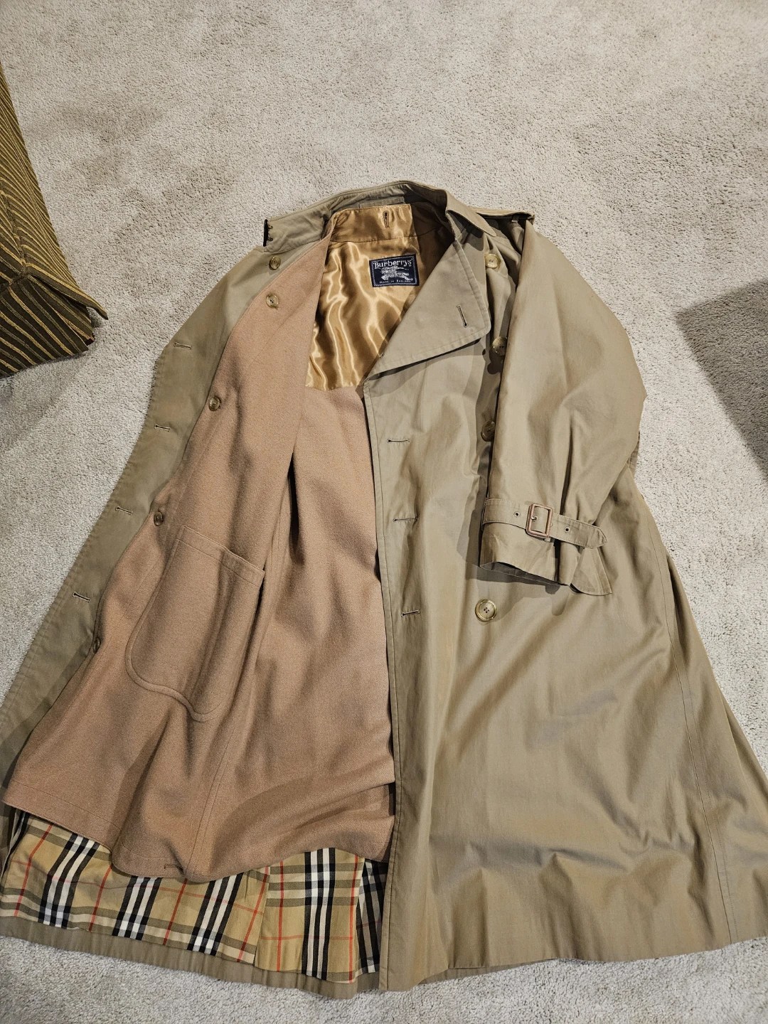 Burberrys - Classic Tan Trench Coat - photo 2