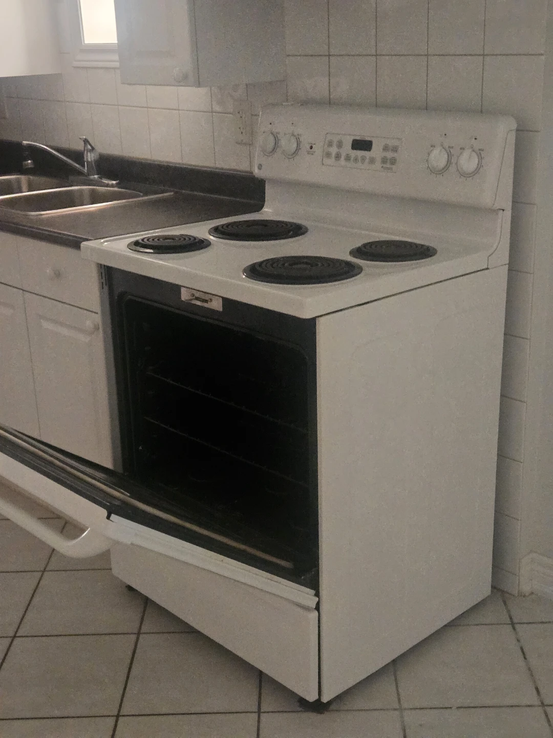 GE Electric Coil Top Stove with Oven - photo 3