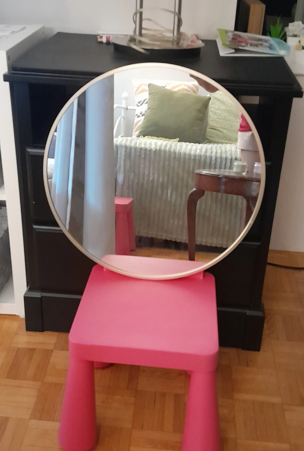 Round Wall Mirror with Gold Frame