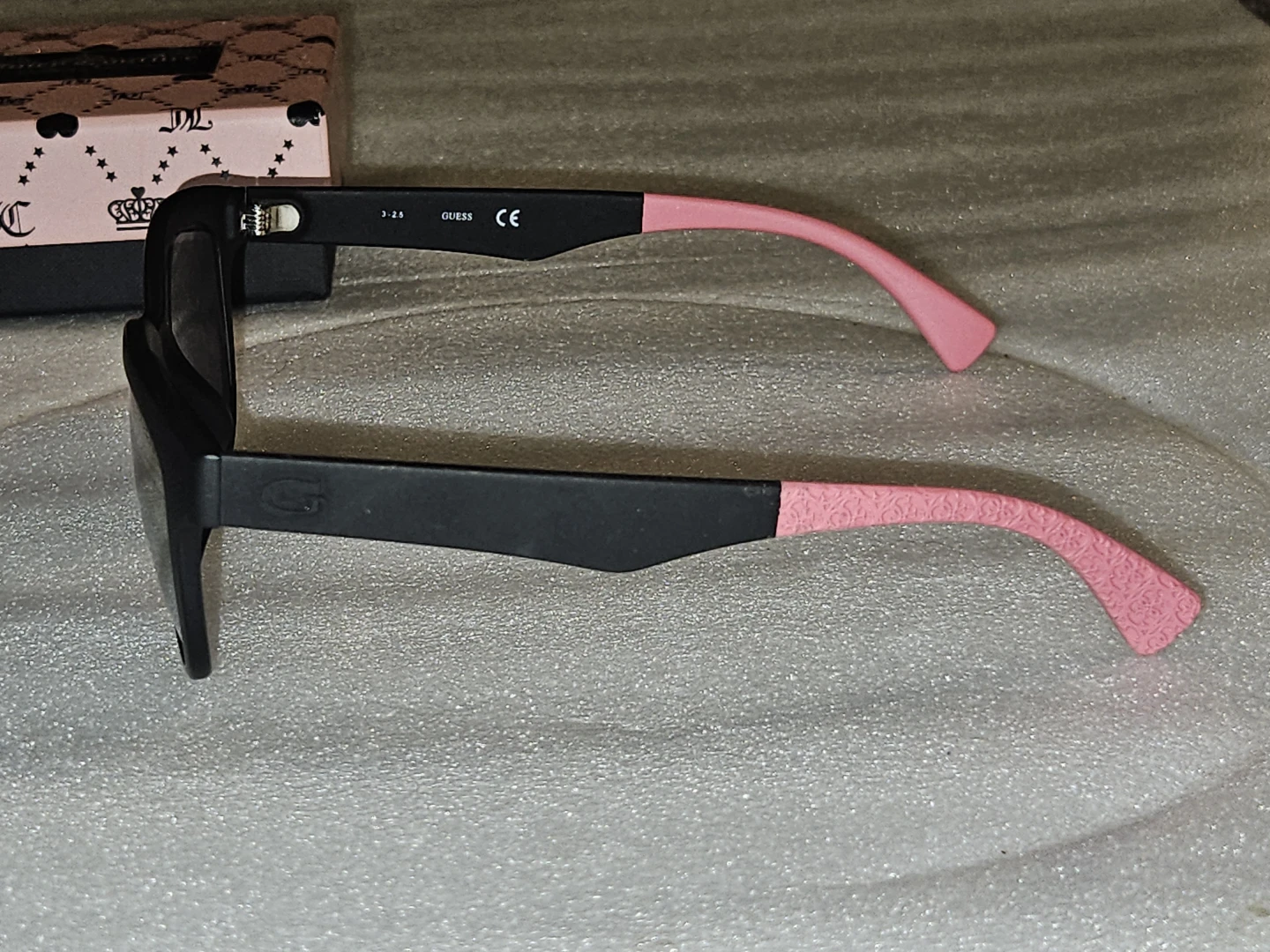 Guess Sunglasses Black Pink Accents - photo 4