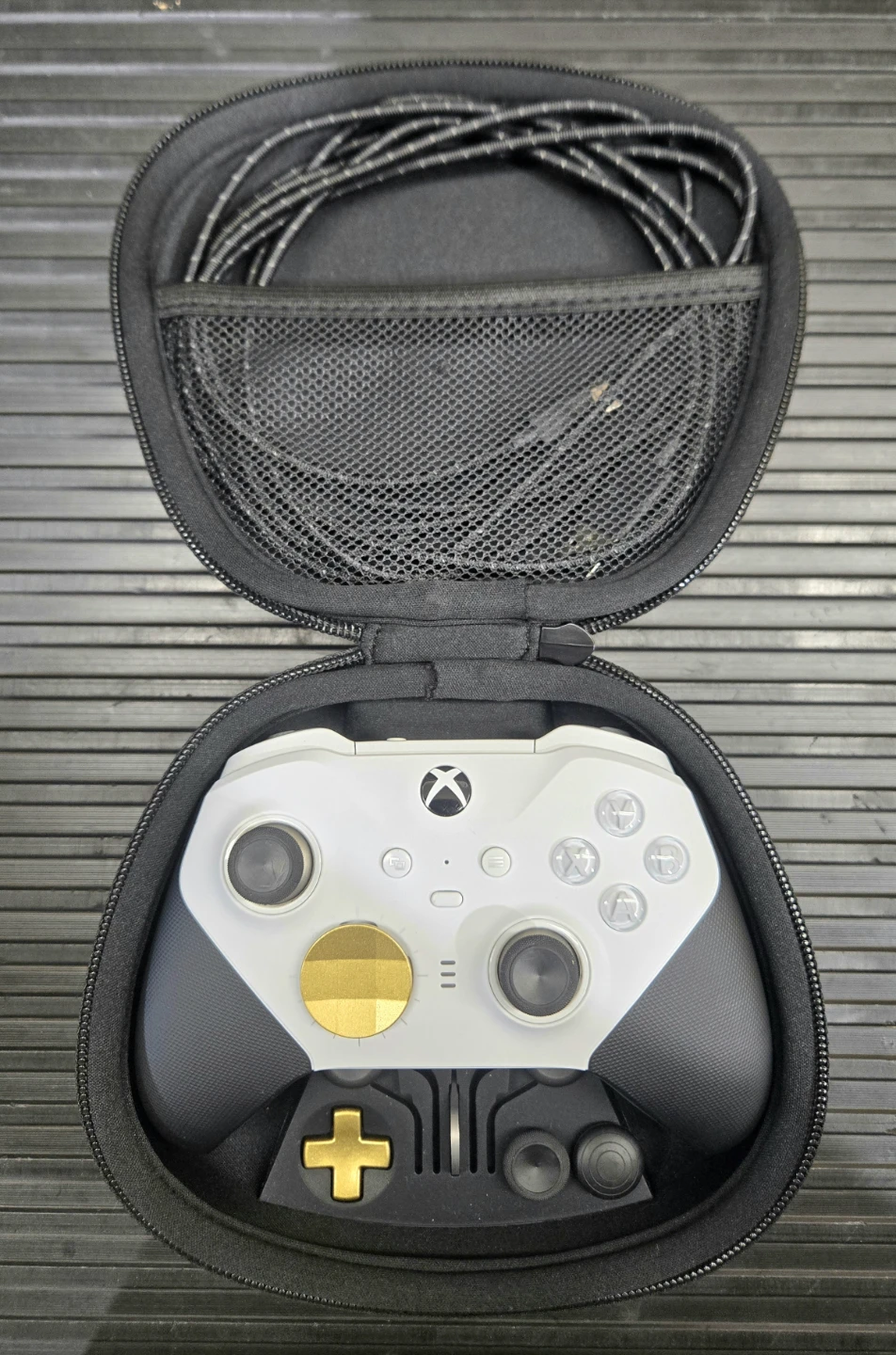 Xbox Elite Series 2 Core Controller / GOLD PADDLES / Carry Case