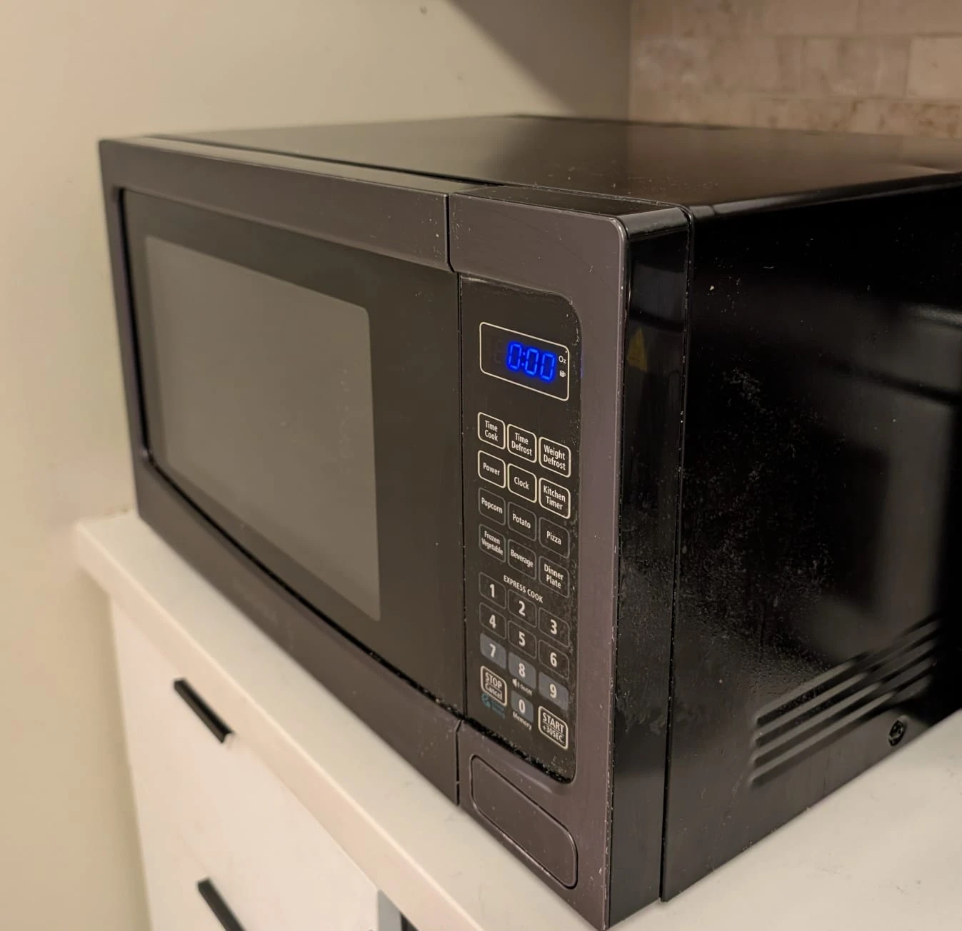 Insignia Countertop Microwave – Good Working Condition - photo 2
