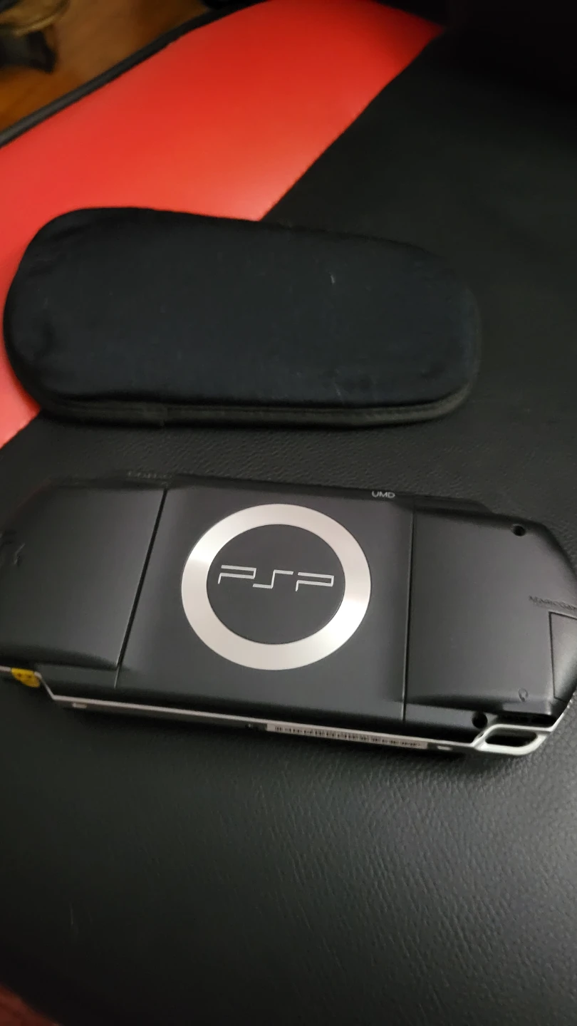 Sony PSP 3000 with 4GB Memory Card and Case - photo 2