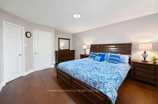 Dark Wood 5 piece bedroom set king size