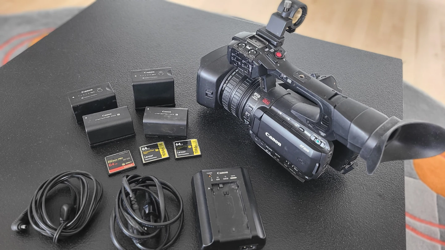 Canon XF200 HD Camcorder Bundle
