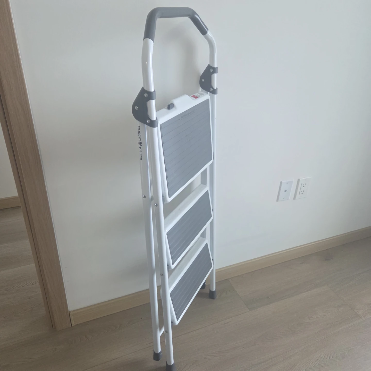 Gorilla Ladders 3-Step Stepstool GLS-3-2C - photo 3