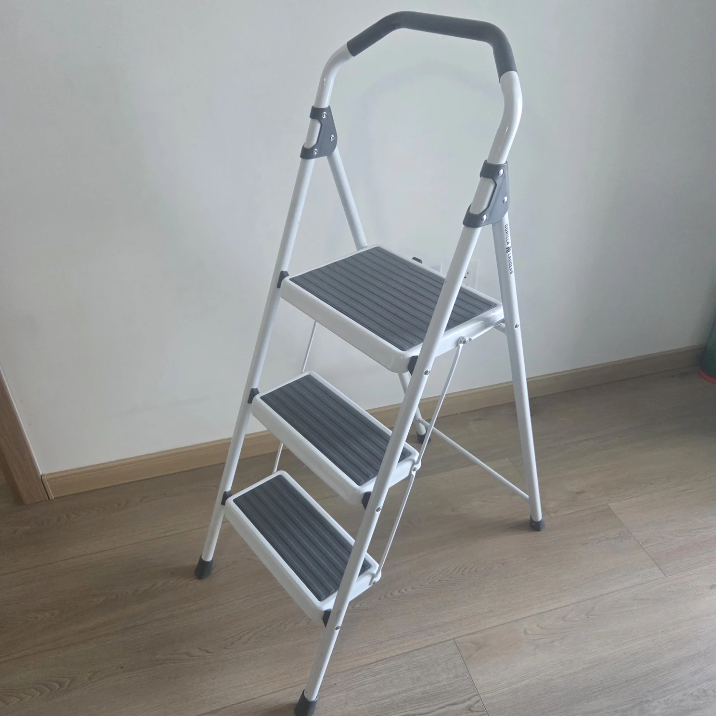 Gorilla Ladders 3-Step Stepstool GLS-3-2C - photo 4