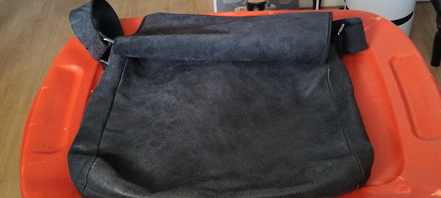 Roots Leather Messenger Bag - Black - photo 3