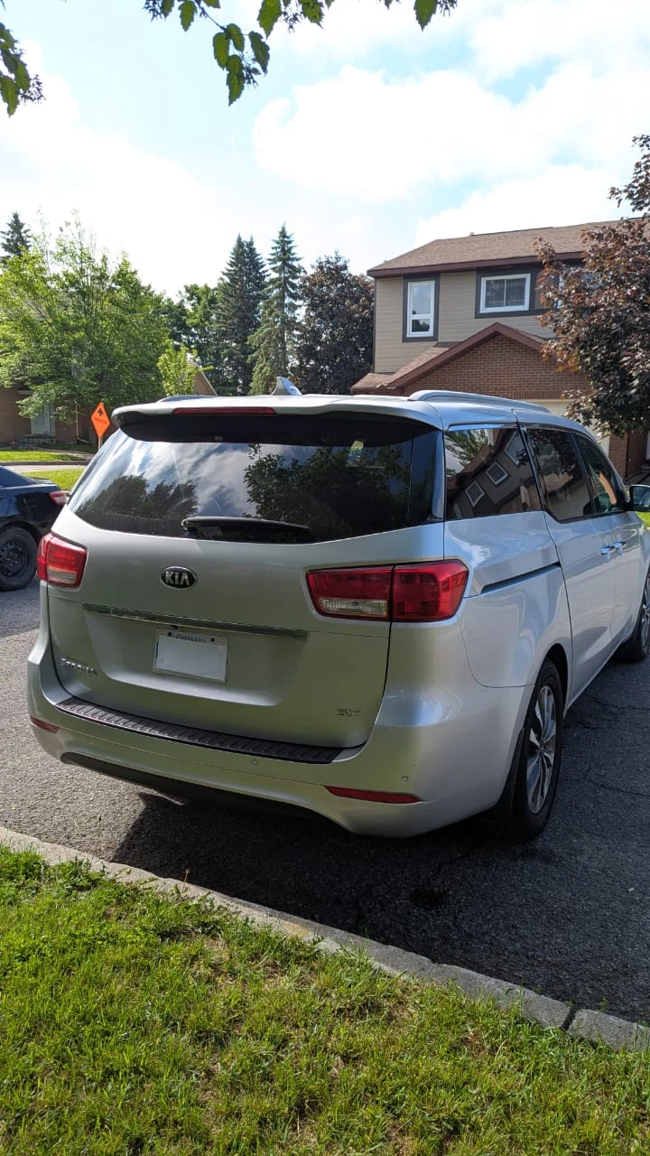 Kia Sedona 2015 - Great condition and ready for next owner! - photo 2