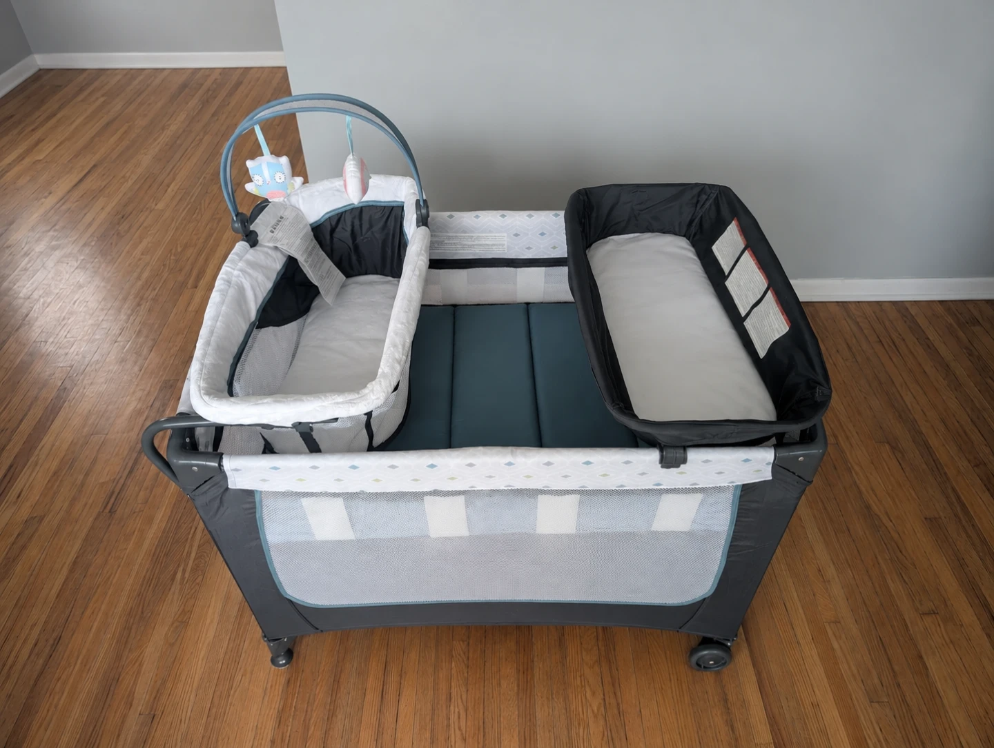 Ingenuity Playard with bassinet and changing pad - photo 2