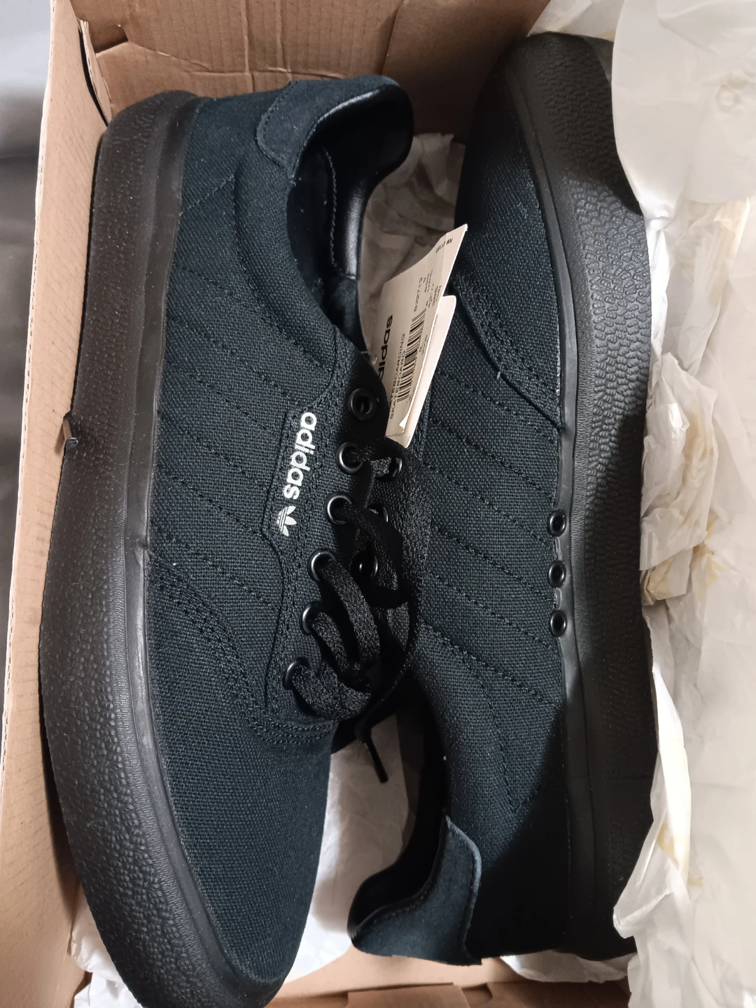 New 9.5 ADIDAS Men’s Black Canvas Low-Top Sneakers