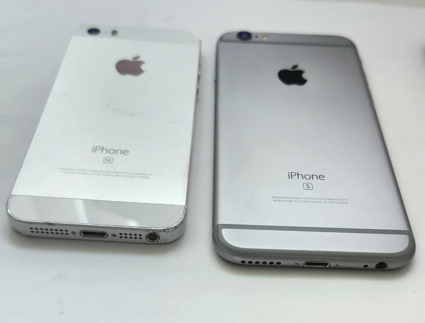 3 phones :  2 iPhones and Pixel 1 - photo 2