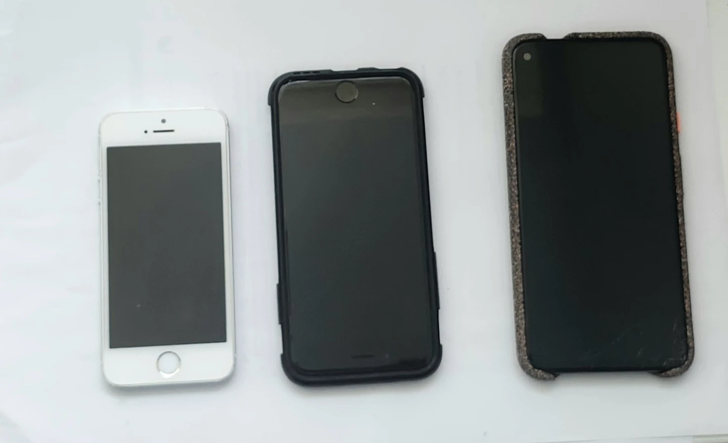 3 phones :  2 iPhones and Pixel 1 - photo 3