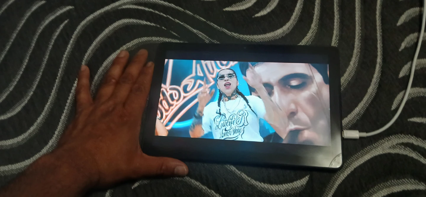 Amazon Fire HD 10 Tablet - photo 3