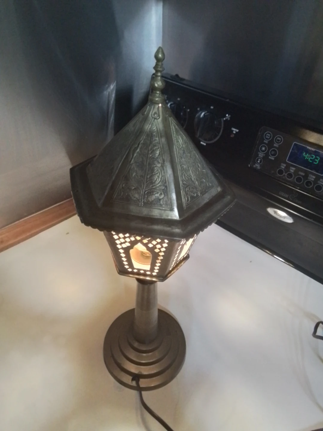 Vintage Moroccan Pierced Brass Pagoda Table Lamp - photo 3