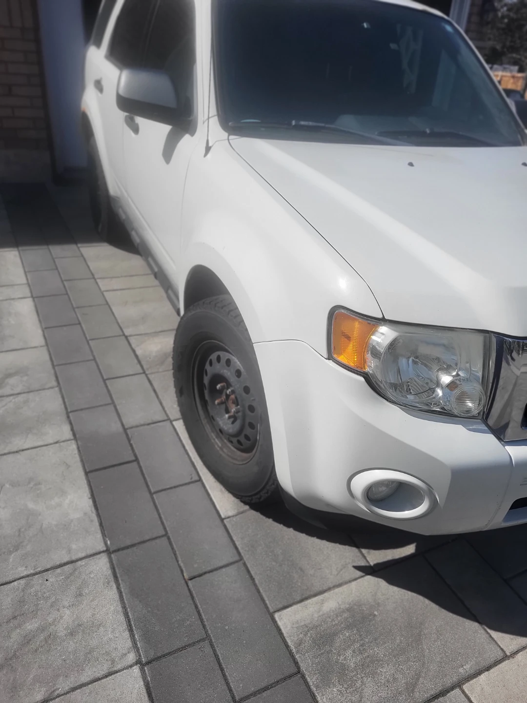 White Ford Escape XLT 2012