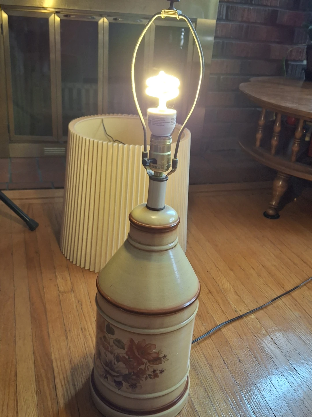 Vintage Table Lamp with Pleated Shade - photo 4