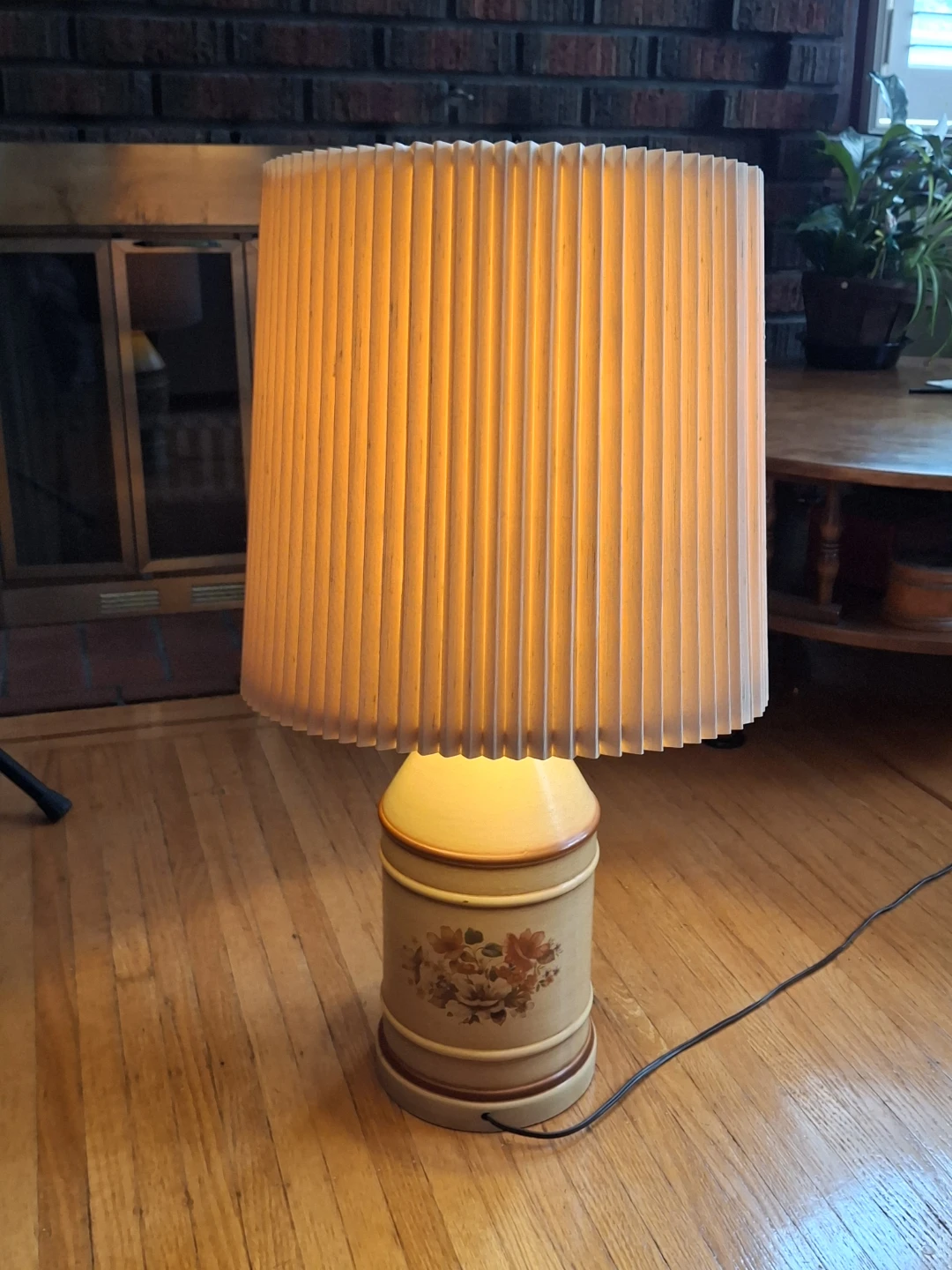 Vintage Table Lamp with Pleated Shade - photo 5